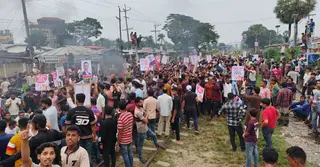 নাঙ্গলকোটে বিএনপির মনোনয়নবঞ্চিতদের রেলপথ আটকে বিক্ষোভ